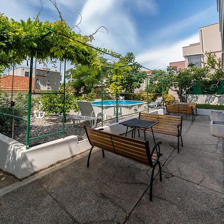 Apartments Turtle Gardens Макарска Екстериор снимка