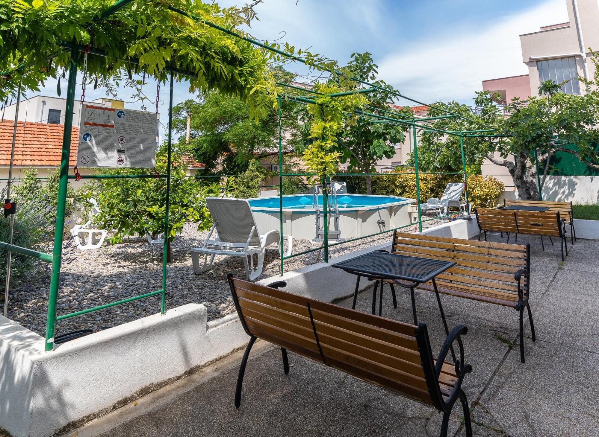 Apartments Turtle Gardens Макарска Екстериор снимка