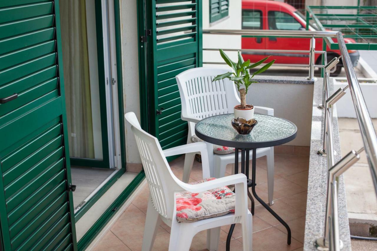 Apartments Turtle Gardens Макарска Екстериор снимка