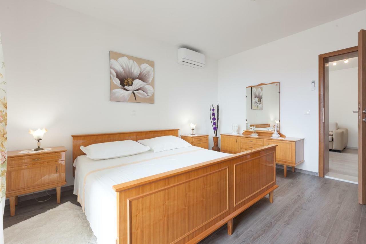 Apartments Turtle Gardens Макарска Екстериор снимка