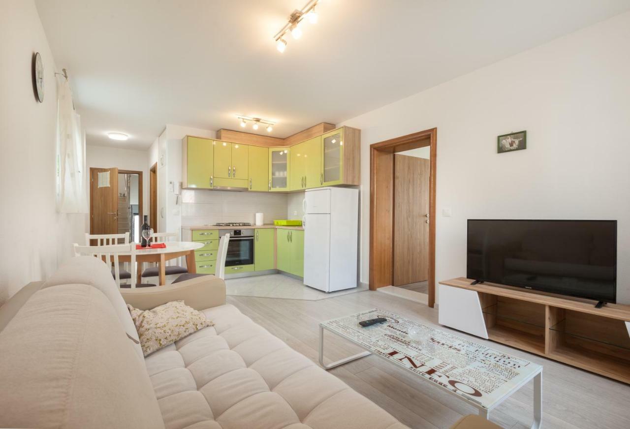 Apartments Turtle Gardens Макарска Екстериор снимка
