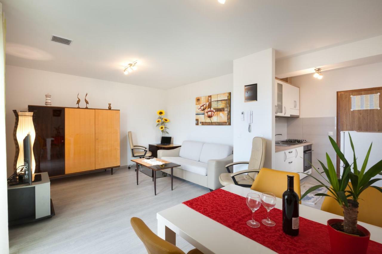 Apartments Turtle Gardens Макарска Екстериор снимка