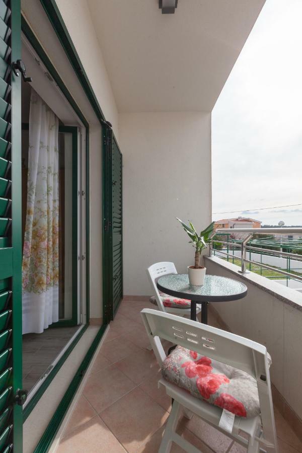 Apartments Turtle Gardens Макарска Екстериор снимка