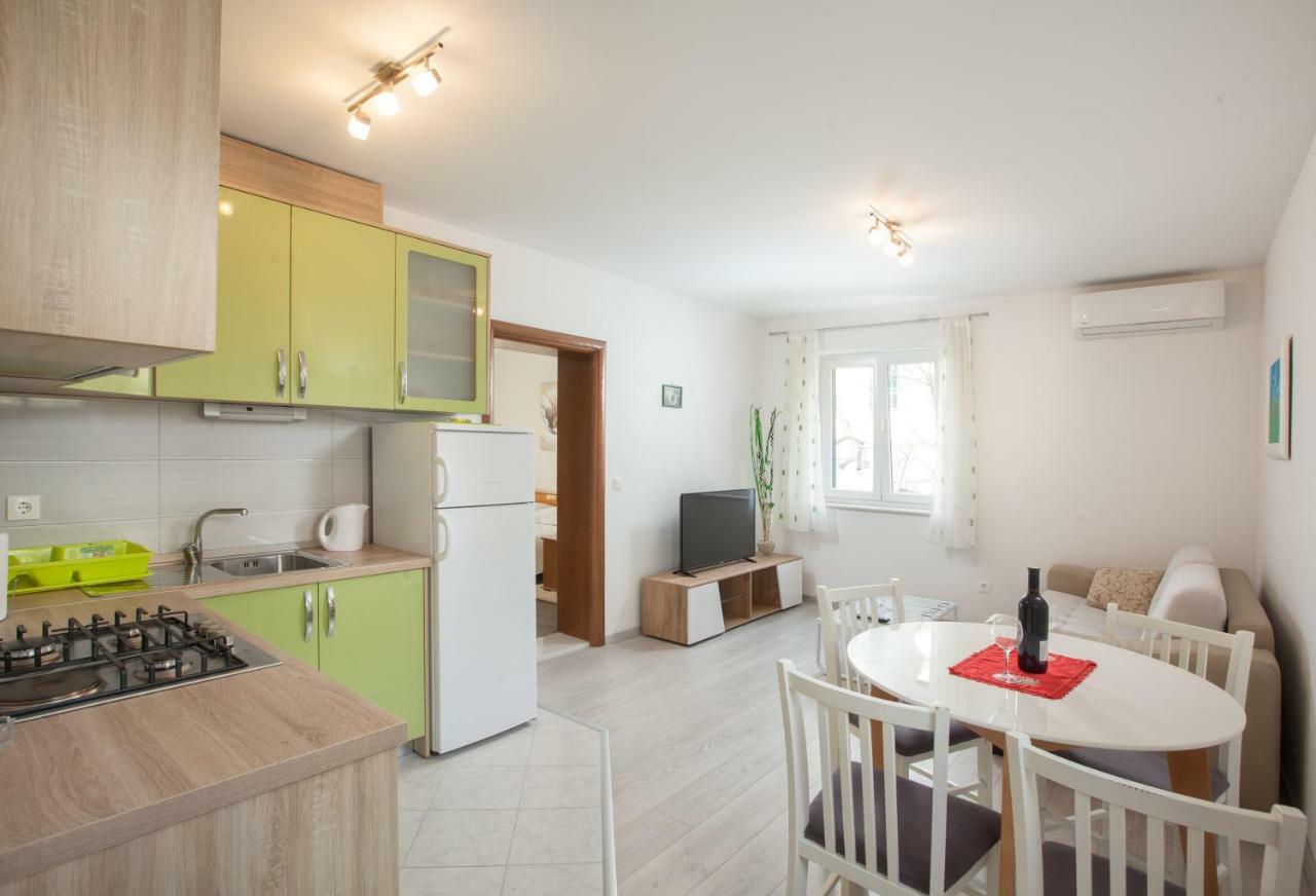 Apartments Turtle Gardens Макарска Екстериор снимка