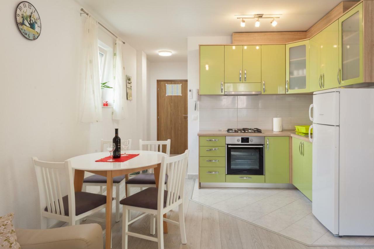 Apartments Turtle Gardens Макарска Екстериор снимка
