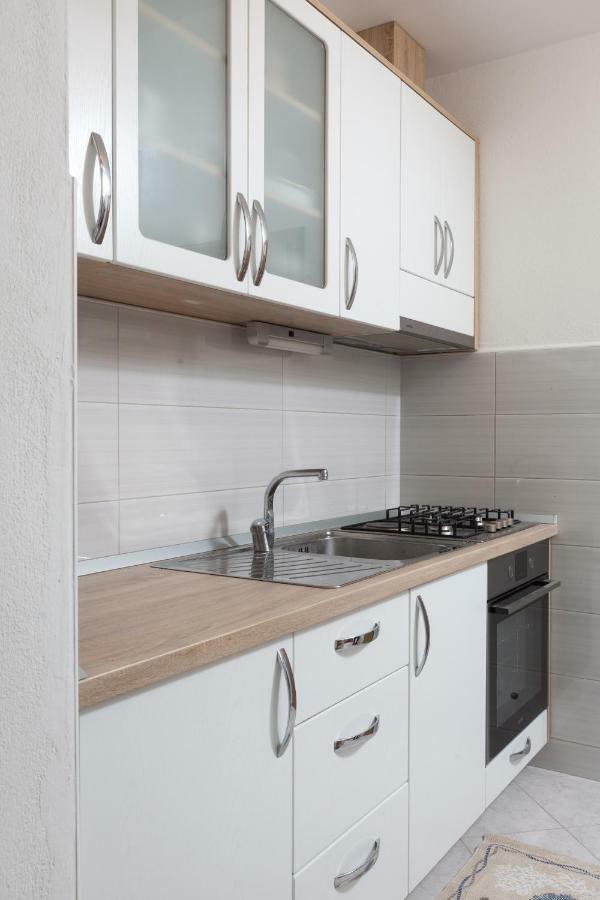 Apartments Turtle Gardens Макарска Екстериор снимка