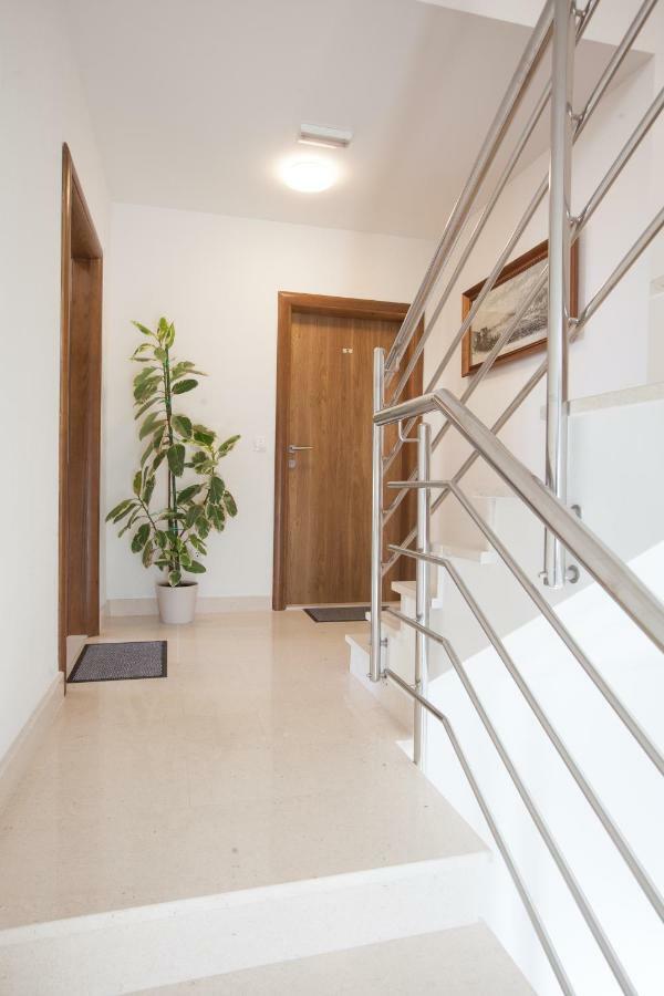 Apartments Turtle Gardens Макарска Екстериор снимка
