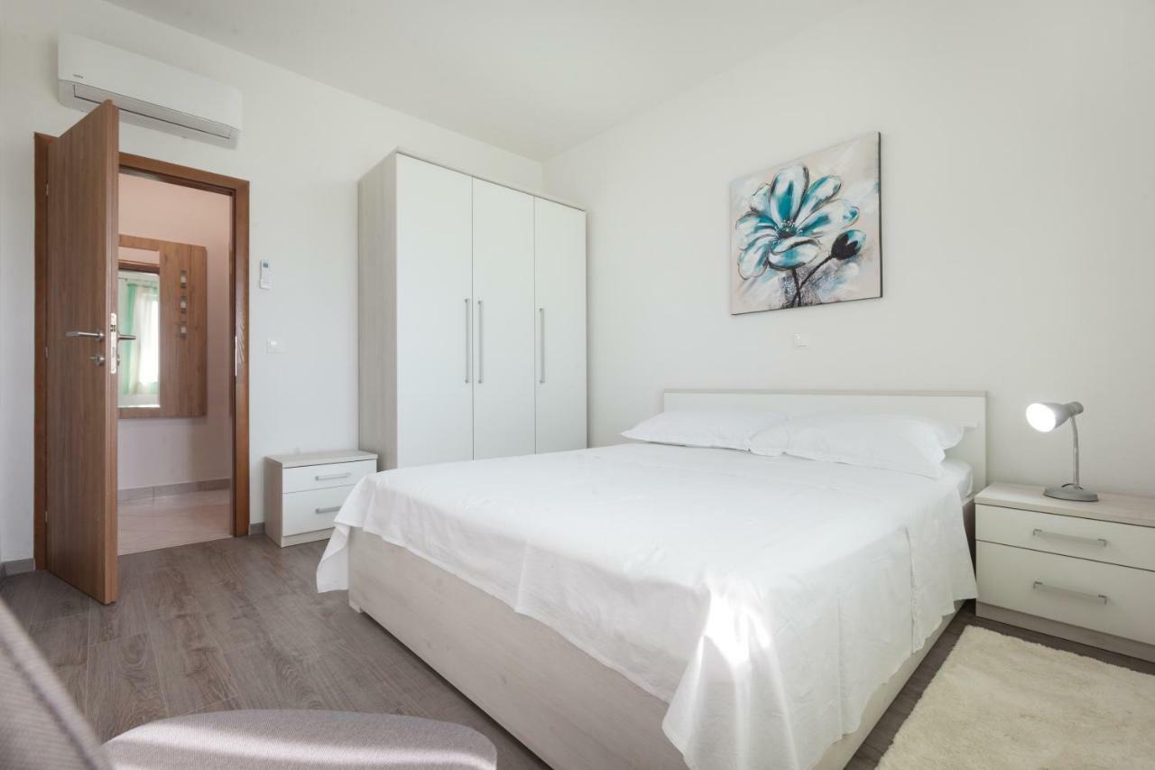 Apartments Turtle Gardens Макарска Екстериор снимка