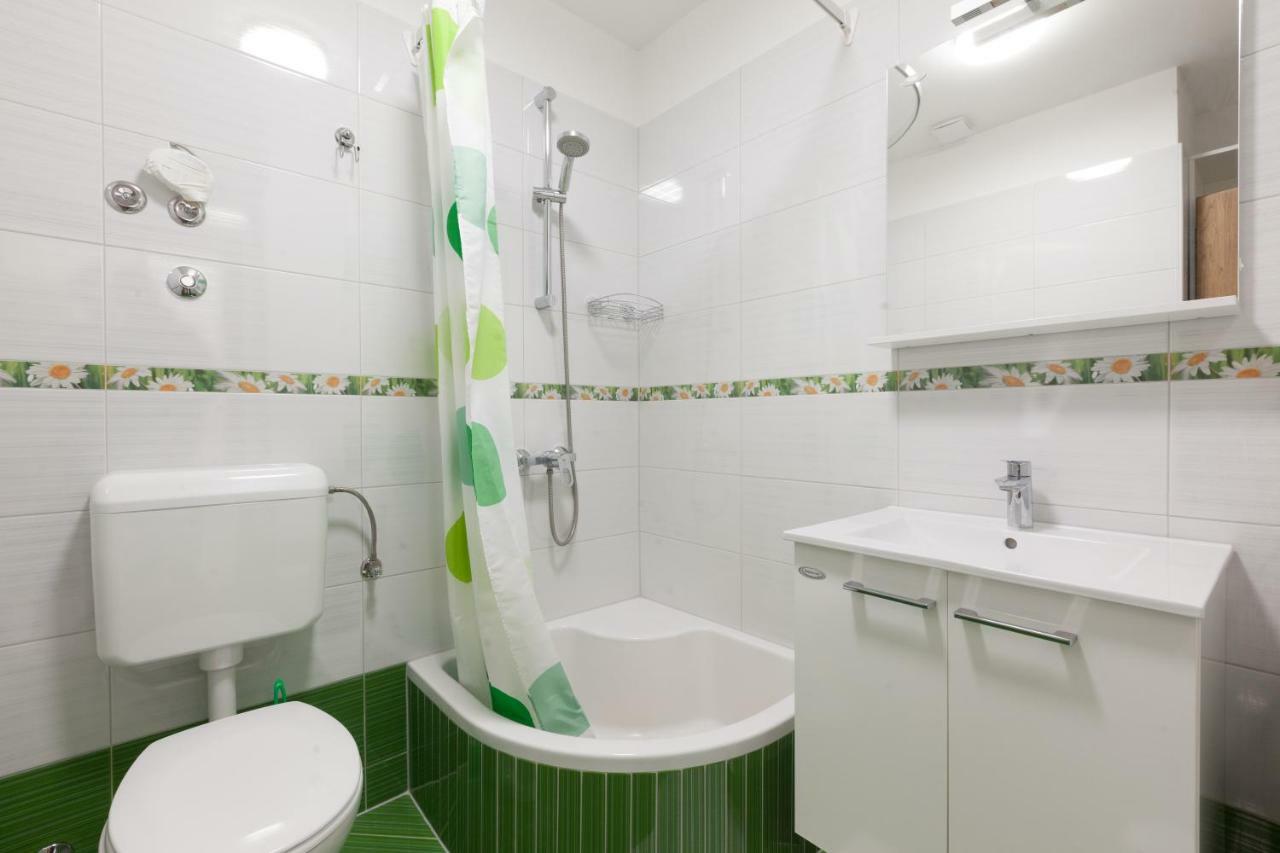 Apartments Turtle Gardens Макарска Екстериор снимка