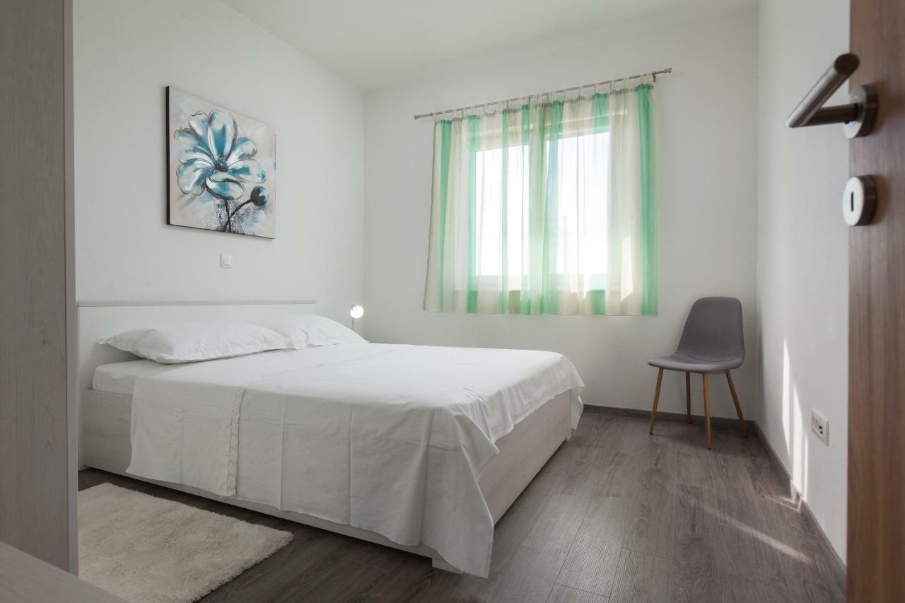 Apartments Turtle Gardens Макарска Екстериор снимка
